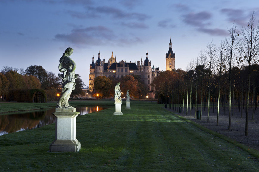 17_Schwerin_Schloss_Schlossgarten_Kreuzkanal_Permoser_Statue_Morgens_Nachtaufnahme_Herbst_DSC1497-Bearbeitet